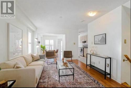 Main - 6892 Old Creditview Road, Mississauga, ON - Indoor Photo Showing Living Room