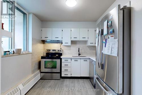 808 - 5 San Romanoway, Toronto, ON - Indoor Photo Showing Kitchen With Upgraded Kitchen