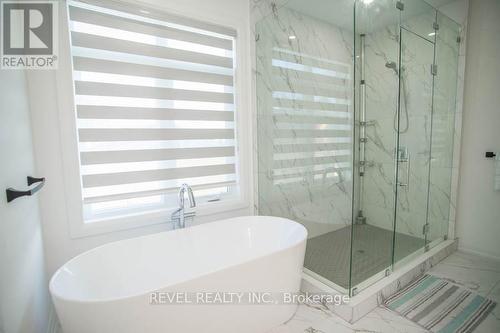 14 Bowen Place, Brant, ON - Indoor Photo Showing Bathroom