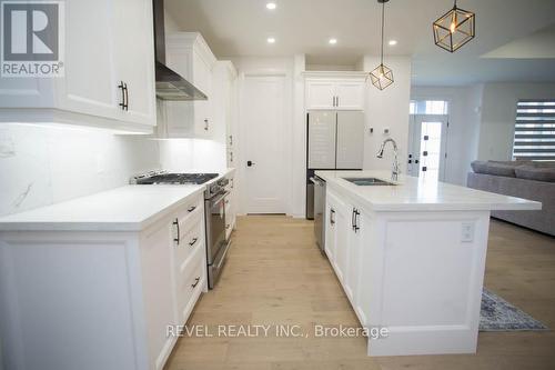 14 Bowen Place, Brant, ON - Indoor Photo Showing Kitchen With Upgraded Kitchen