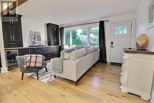 394 Lake Street, Grimsby, ON - Indoor Photo Showing Living Room