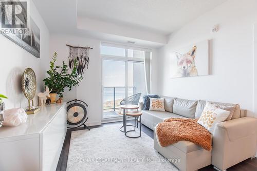 533 - 101 Shoreview Place, Hamilton, ON - Indoor Photo Showing Living Room