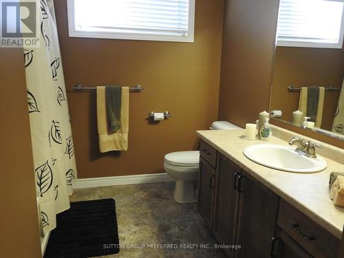 138 Eastview Avenue, Woodstock (Woodstock - North), ON - Indoor Photo Showing Bathroom