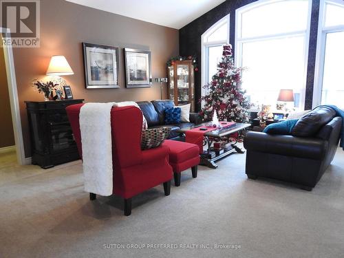 138 Eastview Avenue, Woodstock (Woodstock - North), ON - Indoor Photo Showing Living Room