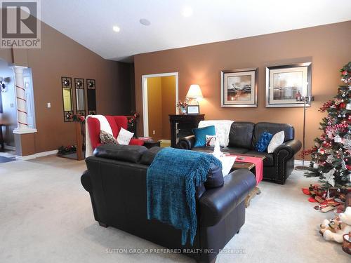 138 Eastview Avenue, Woodstock (Woodstock - North), ON - Indoor Photo Showing Living Room