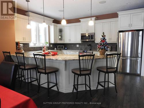 138 Eastview Avenue, Woodstock (Woodstock - North), ON - Indoor Photo Showing Kitchen With Upgraded Kitchen