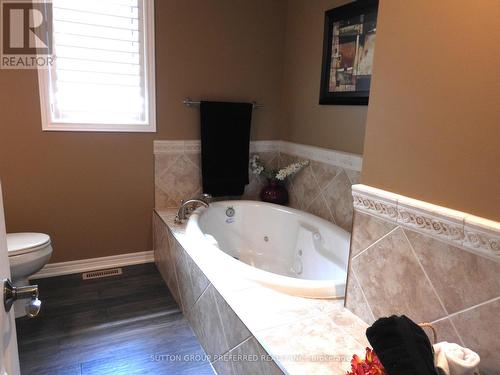 138 Eastview Avenue, Woodstock (Woodstock - North), ON - Indoor Photo Showing Bathroom