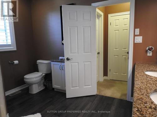 138 Eastview Avenue, Woodstock (Woodstock - North), ON - Indoor Photo Showing Bathroom