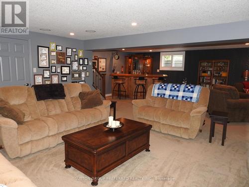 138 Eastview Avenue, Woodstock (Woodstock - North), ON - Indoor Photo Showing Living Room