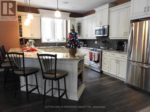 138 Eastview Avenue, Woodstock (Woodstock - North), ON - Indoor Photo Showing Kitchen With Upgraded Kitchen