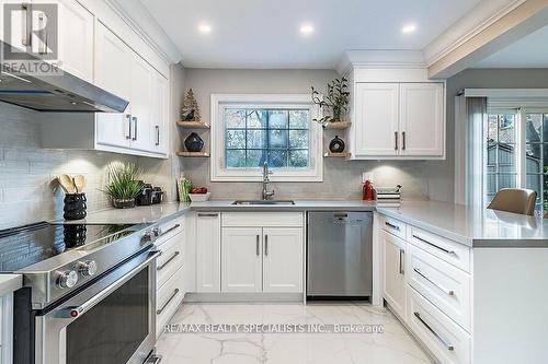 7326 Aspen Avenue, Mississauga, ON - Indoor Photo Showing Kitchen With Upgraded Kitchen