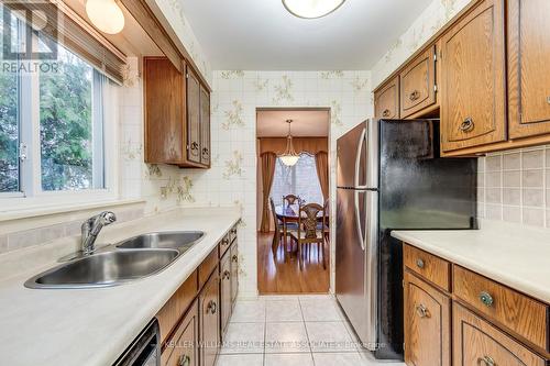 606 Sheraton Road, Burlington, ON - Indoor Photo Showing Kitchen With Double Sink