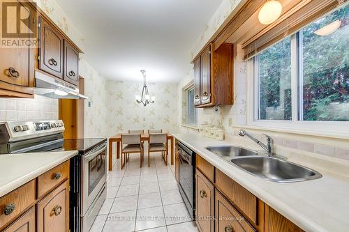 606 Sheraton Road, Burlington, ON - Indoor Photo Showing Kitchen With Double Sink