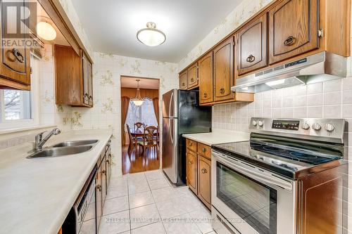 606 Sheraton Road, Burlington, ON - Indoor Photo Showing Kitchen With Double Sink