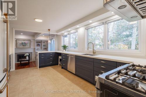 1624 Howat Crescent, Mississauga, ON - Indoor Photo Showing Kitchen With Double Sink