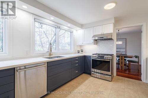 1624 Howat Cres Crescent, Mississauga, ON - Indoor Photo Showing Kitchen With Double Sink With Upgraded Kitchen