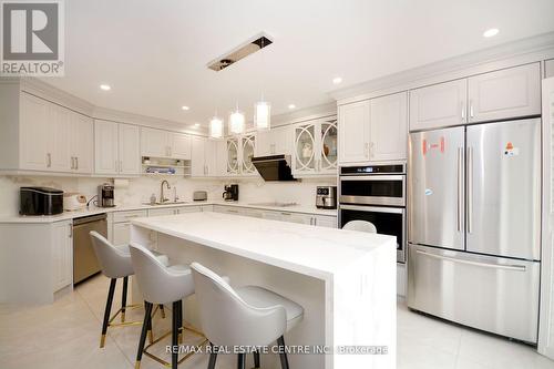 953 Focal Road, Mississauga, ON - Indoor Photo Showing Kitchen With Stainless Steel Kitchen With Upgraded Kitchen