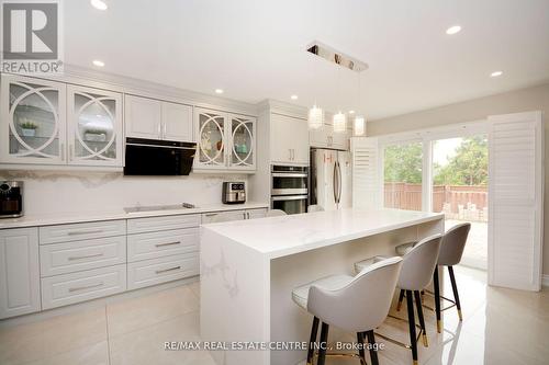 953 Focal Road, Mississauga, ON - Indoor Photo Showing Kitchen With Upgraded Kitchen