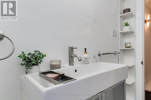 1716 Dundas Street E, Toronto, ON - Indoor Photo Showing Bathroom