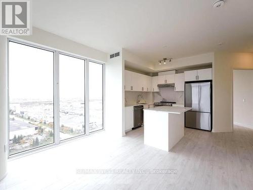 2424 - 9000 Jane Street, Vaughan, ON - Indoor Photo Showing Kitchen