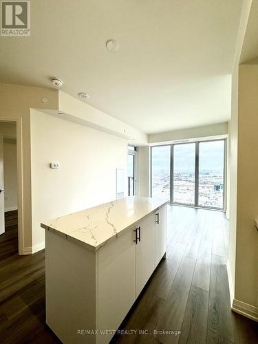 2424 - 9000 Jane Street, Vaughan, ON - Indoor Photo Showing Kitchen