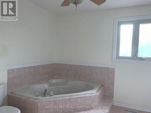 33 Ashfield Drive, Richmond Hill, ON - Indoor Photo Showing Bathroom