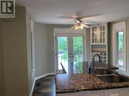 33 Ashfield Drive, Richmond Hill, ON - Indoor Photo Showing Kitchen With Double Sink