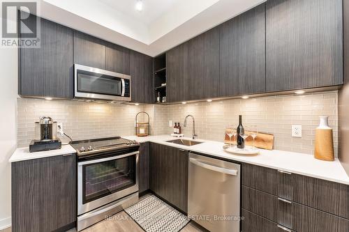 313 - 100 Eagle Rock Way, Vaughan, ON - Indoor Photo Showing Kitchen With Upgraded Kitchen