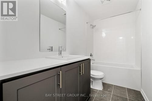 18 - 22 Lytham Green Circle, Newmarket, ON - Indoor Photo Showing Bathroom