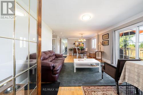 3252 15Th Side Road, New Tecumseth, ON - Indoor Photo Showing Living Room