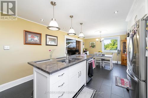 3252 15Th Side Road, New Tecumseth, ON - Indoor Photo Showing Kitchen With Double Sink With Upgraded Kitchen