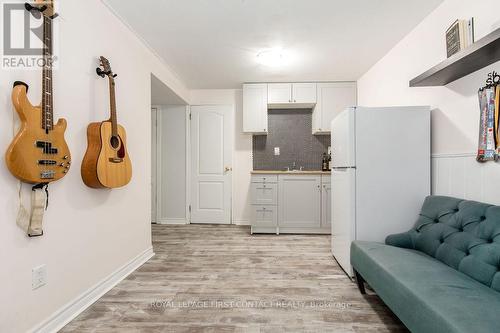 18 Christie Crescent, Barrie, ON - Indoor Photo Showing Kitchen