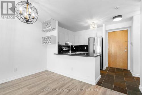 906 - 600 Queens Quay W, Toronto, ON - Indoor Photo Showing Kitchen