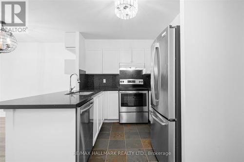 906 - 600 Queens Quay W, Toronto, ON - Indoor Photo Showing Kitchen