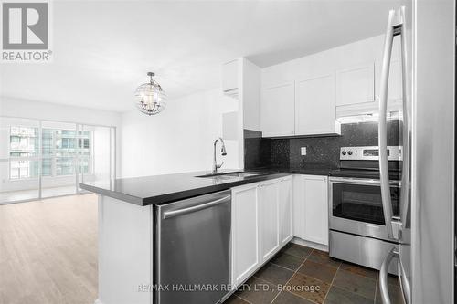 906 - 600 Queens Quay W, Toronto, ON - Indoor Photo Showing Kitchen