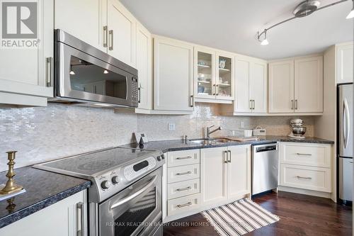 2201 - 131 Beecroft Road, Toronto, ON - Indoor Photo Showing Kitchen With Upgraded Kitchen