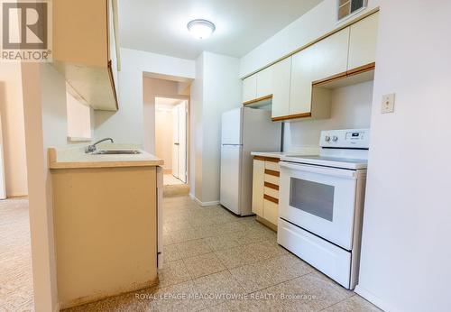 2015 - 633 Bay Street S, Toronto, ON - Indoor Photo Showing Kitchen