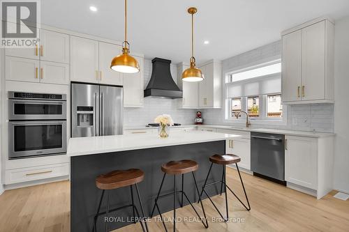 4076 Sugarmaple, London, ON - Indoor Photo Showing Kitchen With Upgraded Kitchen