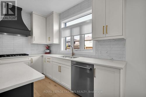 4076 Sugarmaple, London, ON - Indoor Photo Showing Kitchen With Double Sink With Upgraded Kitchen