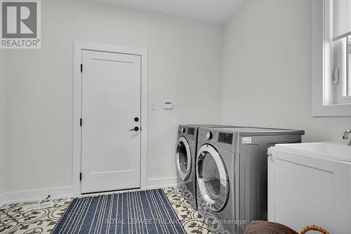 4076 Sugarmaple, London, ON - Indoor Photo Showing Laundry Room