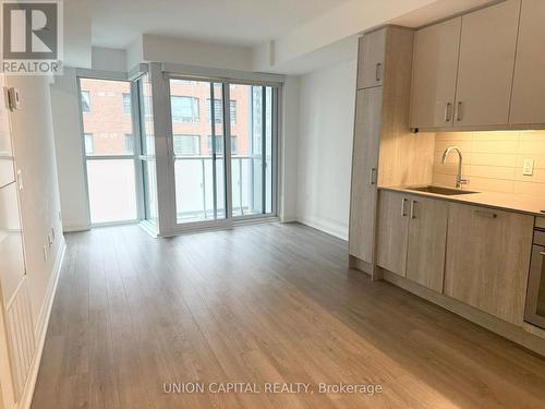 810 - 77 Mutual Street, Toronto, ON - Indoor Photo Showing Kitchen