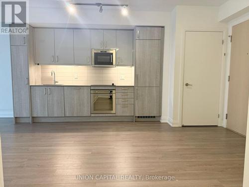 810 - 77 Mutual Street, Toronto, ON - Indoor Photo Showing Kitchen