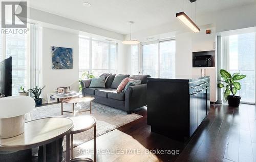 2708 - 126 Simcoe Street, Toronto, ON - Indoor Photo Showing Living Room