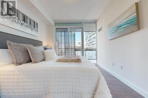 608 - 8 Eglinton Avenue E, Toronto, ON - Indoor Photo Showing Bedroom