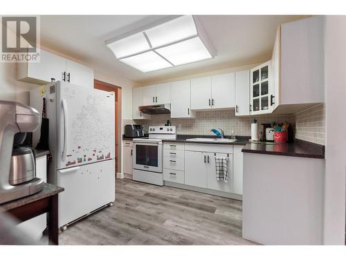 727 Houghton Road Unit# 102, Kelowna, BC - Indoor Photo Showing Kitchen