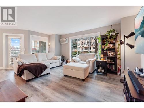 727 Houghton Road Unit# 102, Kelowna, BC - Indoor Photo Showing Living Room