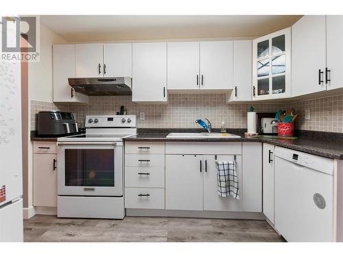 727 Houghton Road Unit# 102, Kelowna, BC - Indoor Photo Showing Kitchen