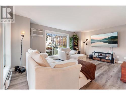 727 Houghton Road Unit# 102, Kelowna, BC - Indoor Photo Showing Living Room