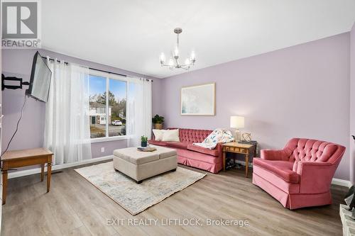 2133 Meadowview Road, Peterborough (Ashburnham), ON - Indoor Photo Showing Living Room