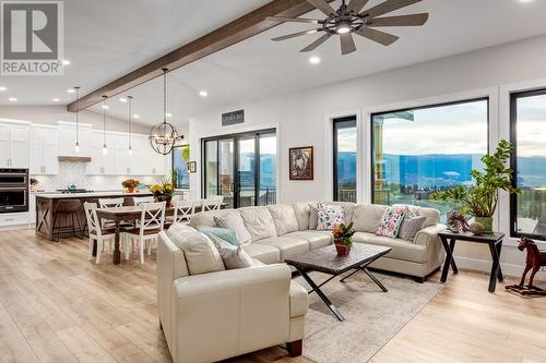 17503 Sanborn Street, Summerland, BC - Indoor Photo Showing Living Room